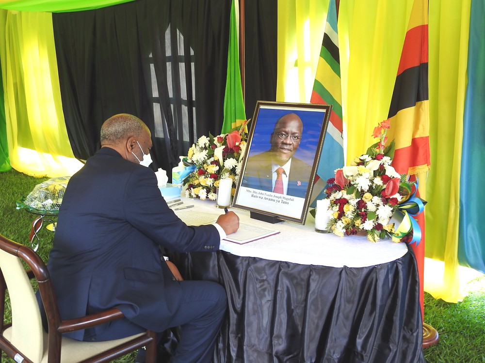 Waziri Mkuu wa Jamhuri ya Uganda Mhe. Ruhakana Rugunda akisaini kitabu cha maombolezo ya Hayati Dkt.John Pombe Magufuli katika viwanja vya Ubalozi wa Tanzania nchini Uganda.