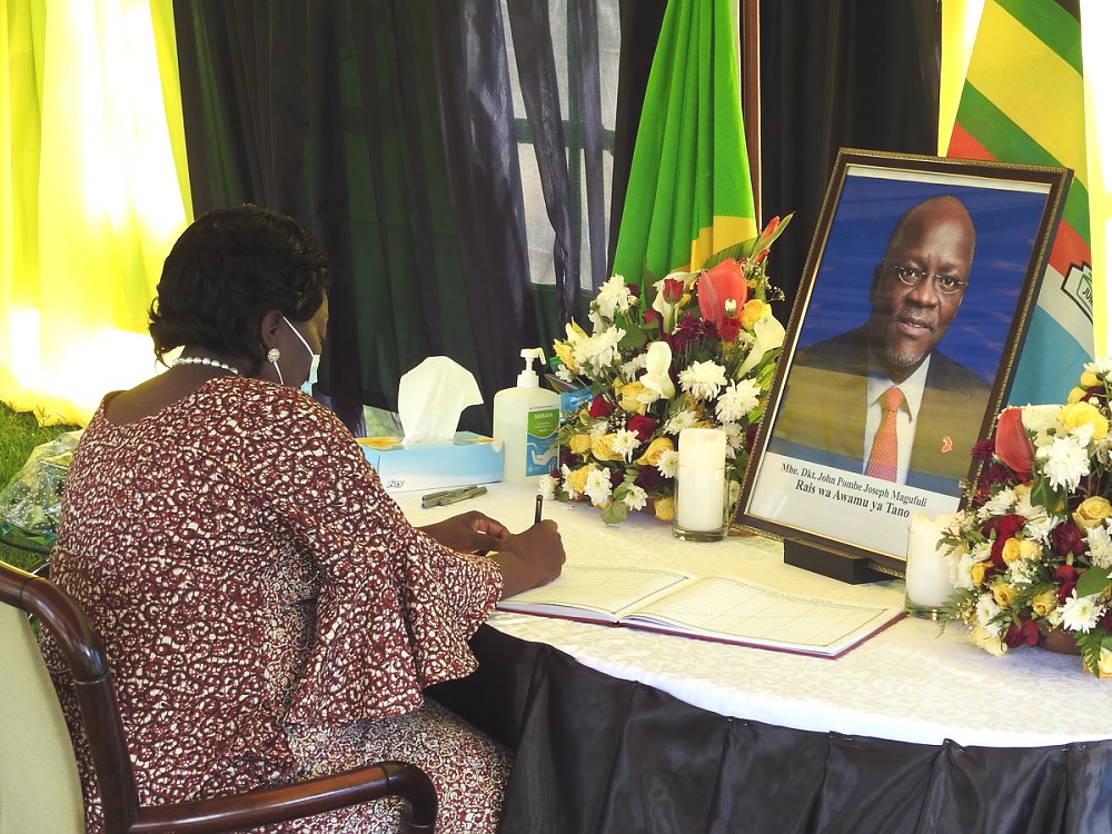 Spika wa Bunge la Jamhuri ya Uganda Mhe.Rebecca Kadaga  akisaini kitabu cha maombolezo