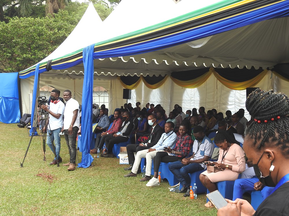 Pichani ni  baadhi ya washiriki wakifuatilia matukio mbalimbali katika siku ya Kiswahili duniani katika viwanja vya Ubalozi wa jamhuri ya Muungano wa Tanzania nchini Uganda.