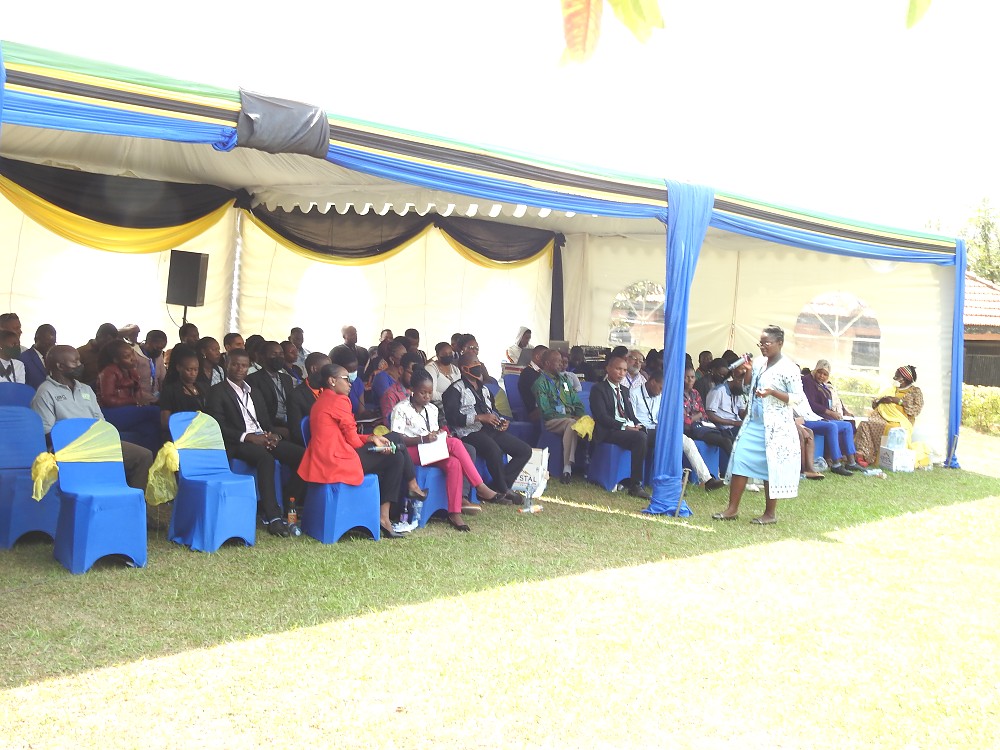 Pichani ni  baadhi ya washiriki wakifuatilia matukio mbalimbali katika siku ya Kiswahili duniani katika viwanja vya Ubalozi wa jamhuri ya Muungano wa Tanzania nchini Uganda.