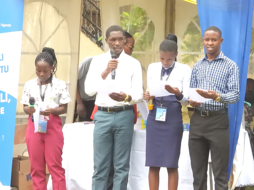 Wanafunzi kutoka Chuo kikuu cha Makerere wakiimba shairi katika siku ya kiswahili Duniani.